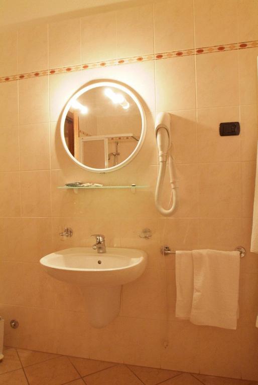 Hotel La Maddalena Quattro Castella Δωμάτιο φωτογραφία